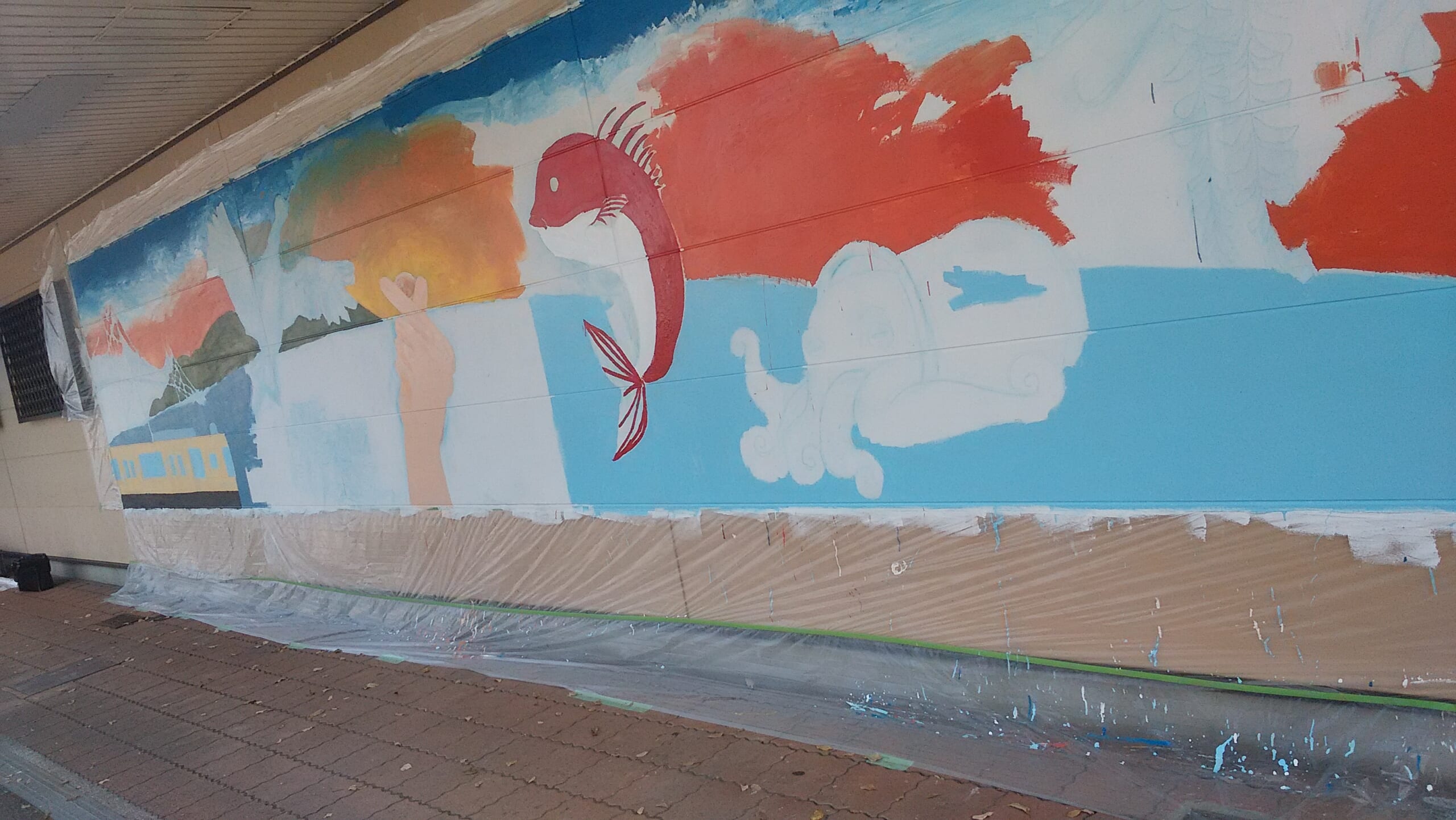 6 5 土 藤江駅前オアシス の外壁を利用して望海中学校美術部のみなさんによる壁画制作が進み 着色が始まりました 藤江校区まちづくり協議会